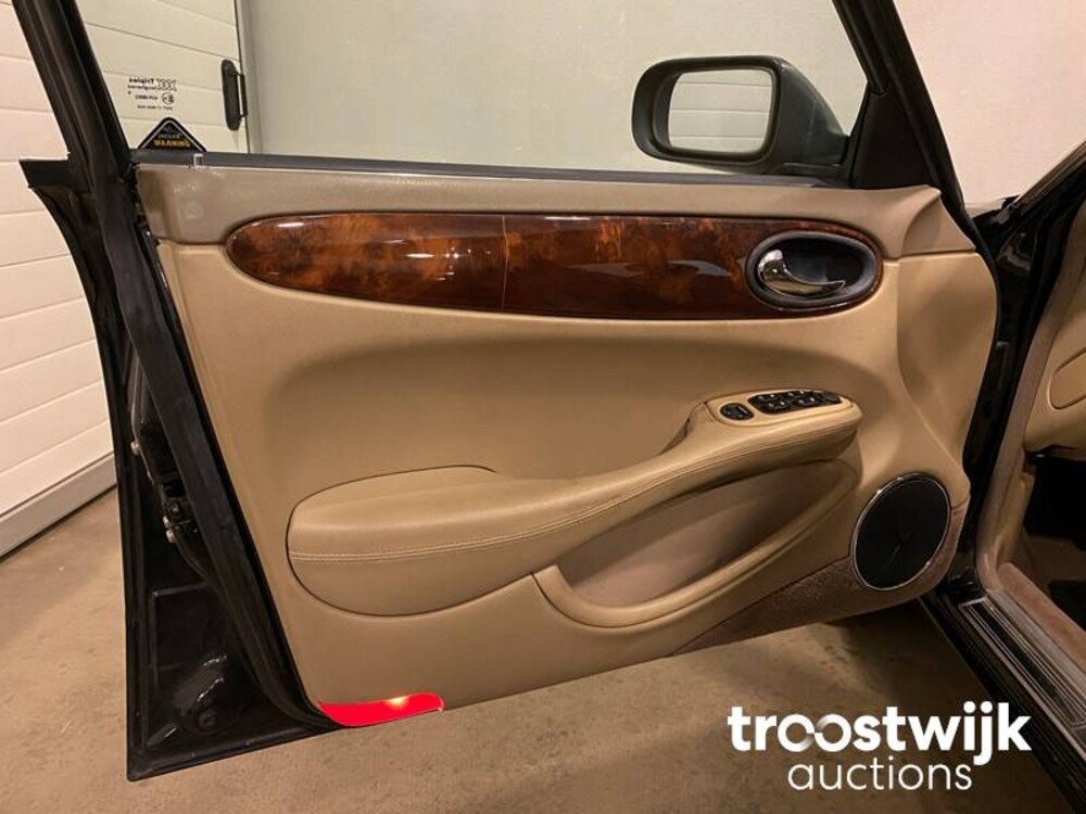 Jaguar XJ 3.2 V8 Executive Car