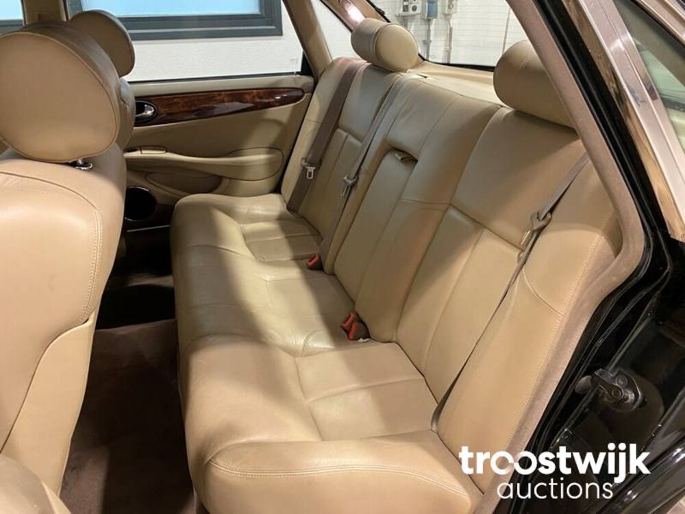 Jaguar XJ 3.2 V8 Executive Car