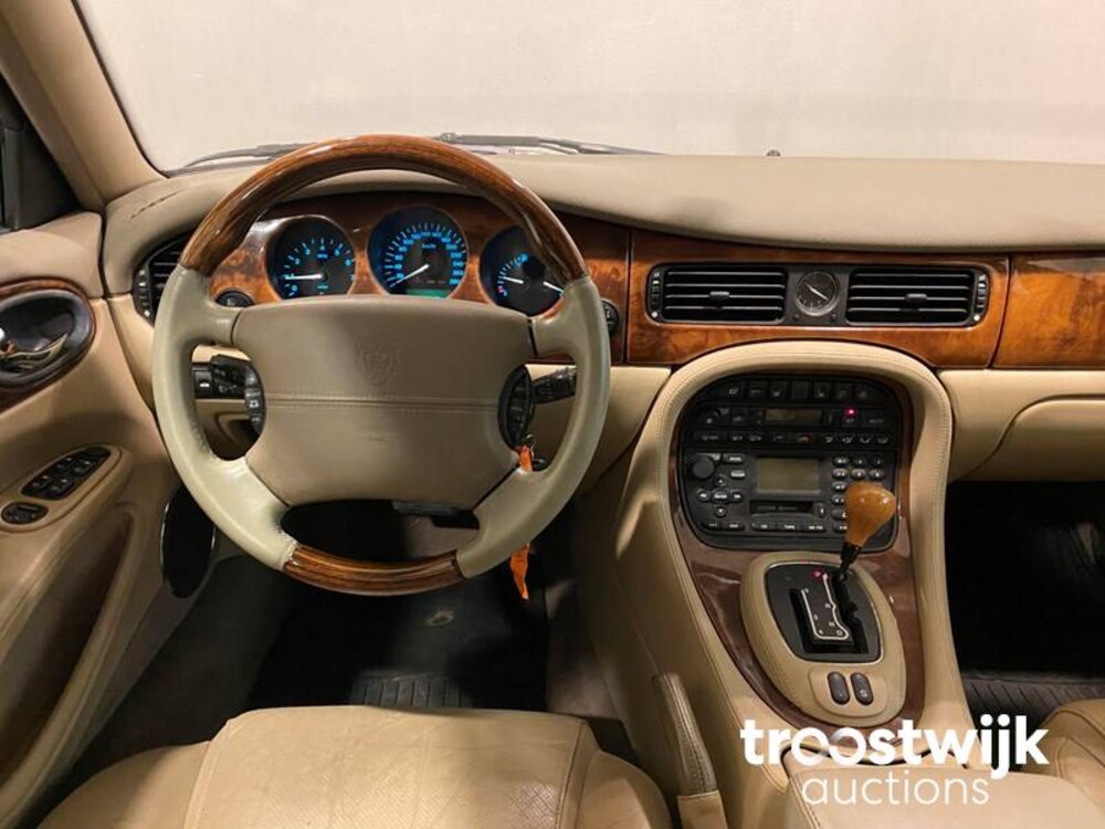 Jaguar XJ 3.2 V8 Executive Car