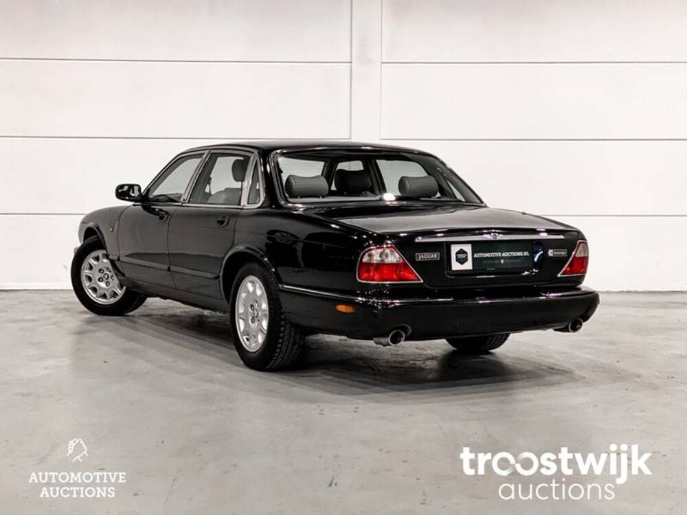 Jaguar XJ 3.2 V8 Executive Car