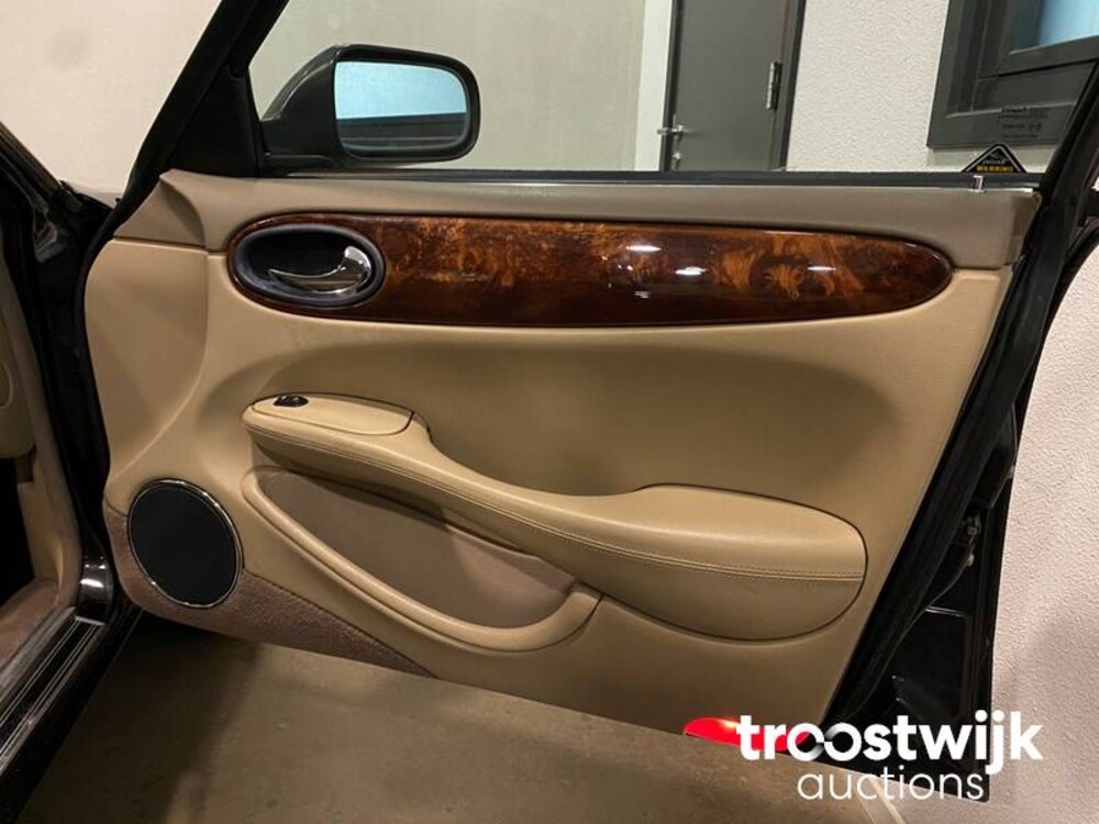 Jaguar XJ 3.2 V8 Executive Car