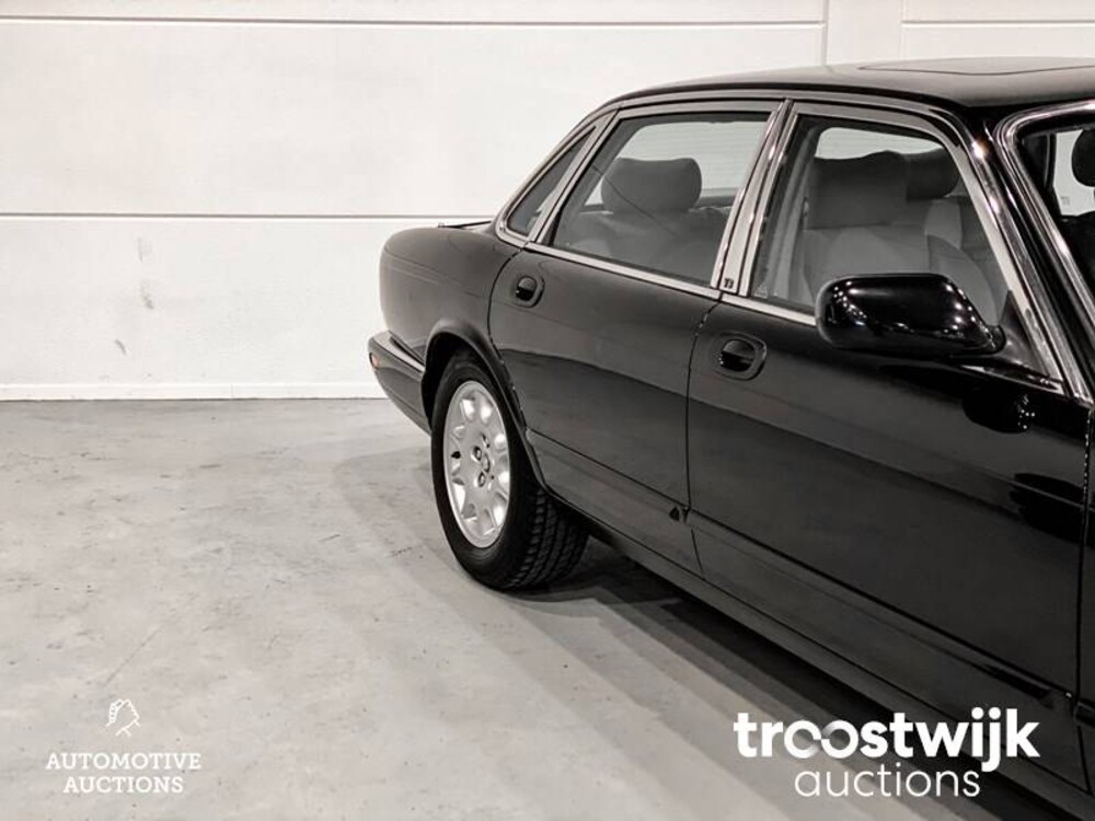 Jaguar XJ 3.2 V8 Executive Car