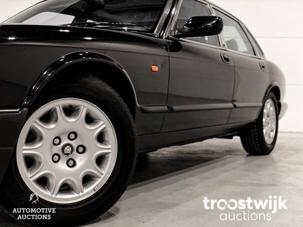 Jaguar XJ 3.2 V8 Executive Car