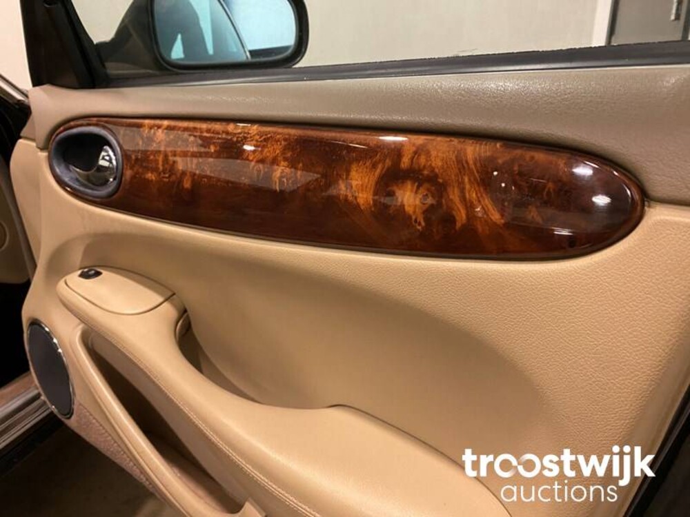 Jaguar XJ 3.2 V8 Executive Car