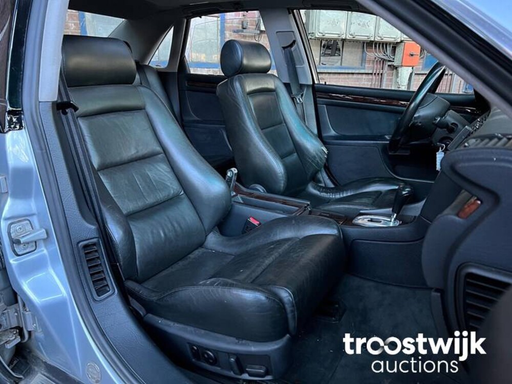 Audi A8 Quattro V8 3.7  Auto