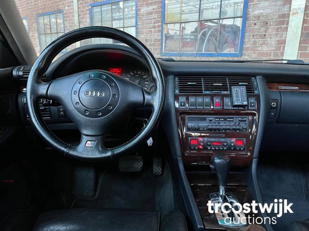 Audi A8 Quattro V8 3.7  Auto