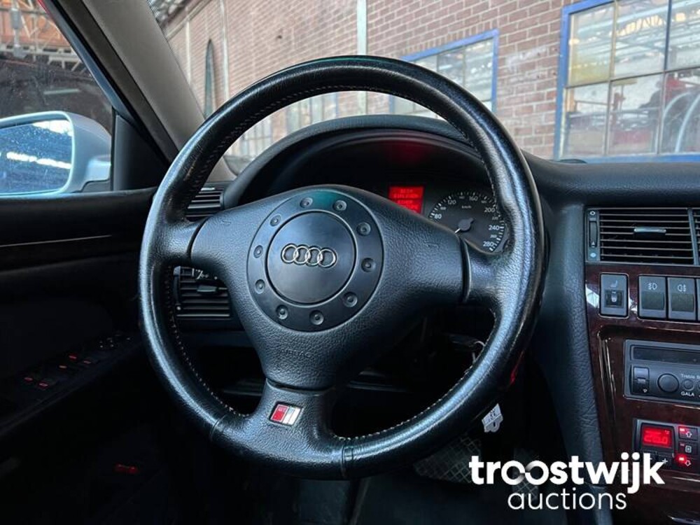 Audi A8 Quattro V8 3.7  Auto