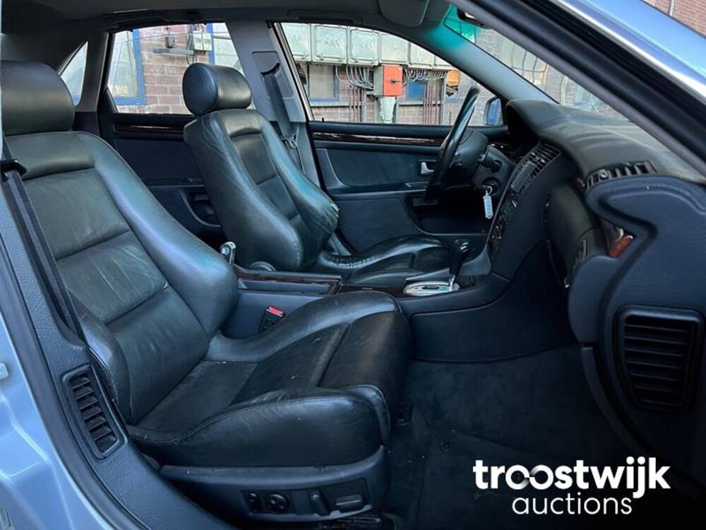 Audi A8 Quattro V8 3.7  Auto