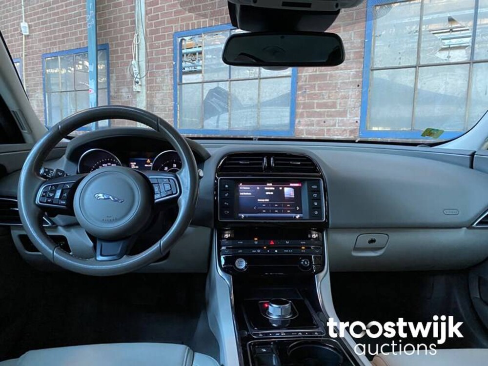 Jaguar 2.0 D R-Sport Auto