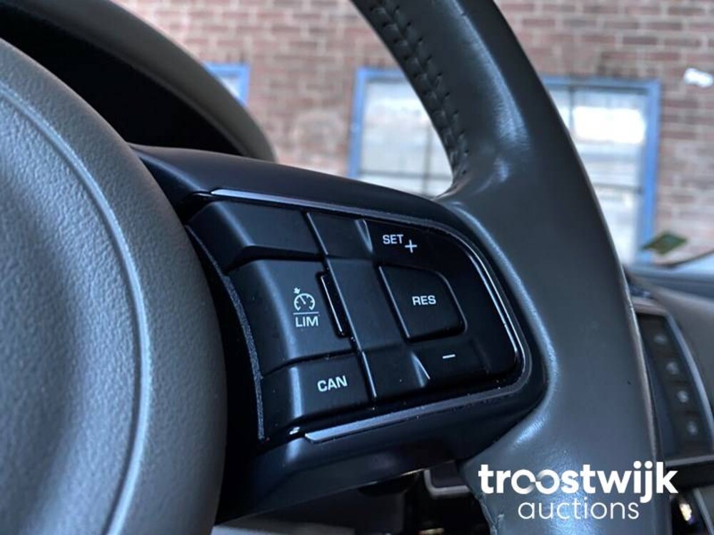 Jaguar 2.0 D R-Sport Auto