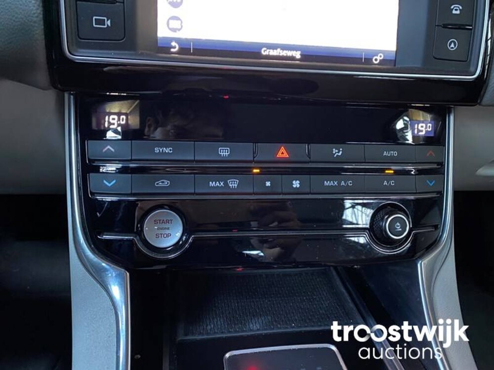 Jaguar 2.0 D R-Sport Auto