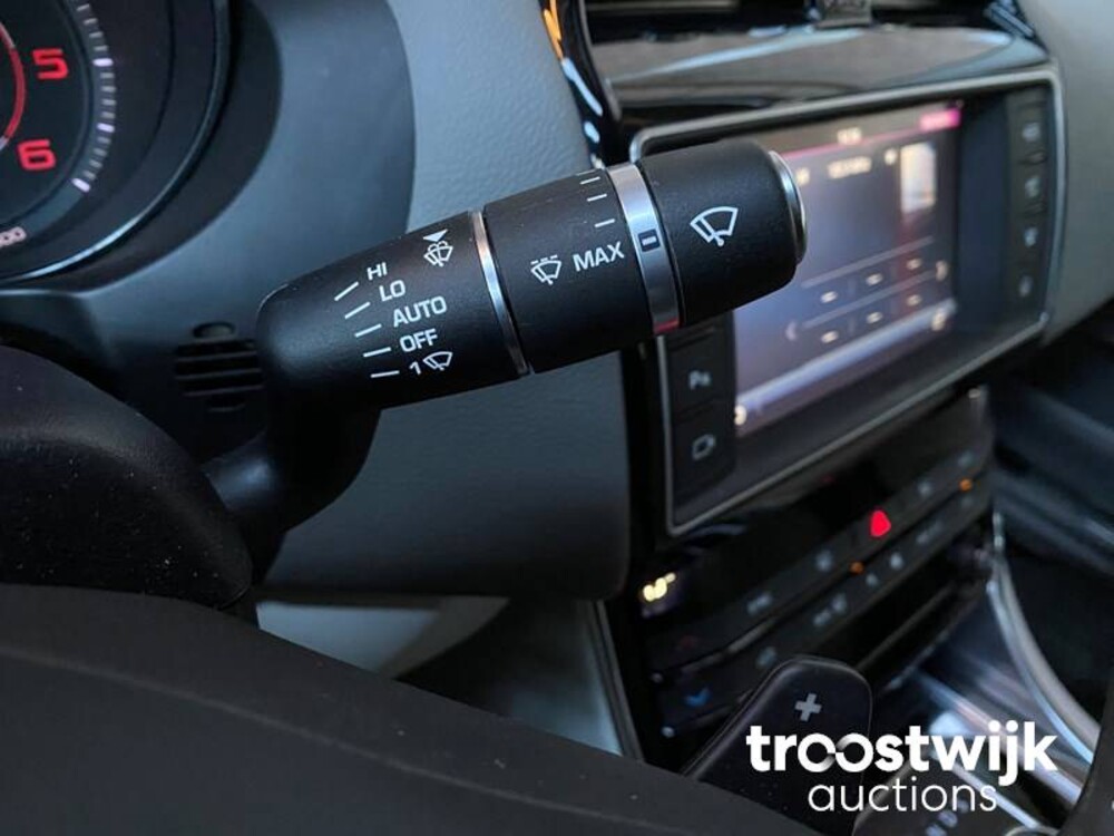 Jaguar 2.0 D R-Sport Auto