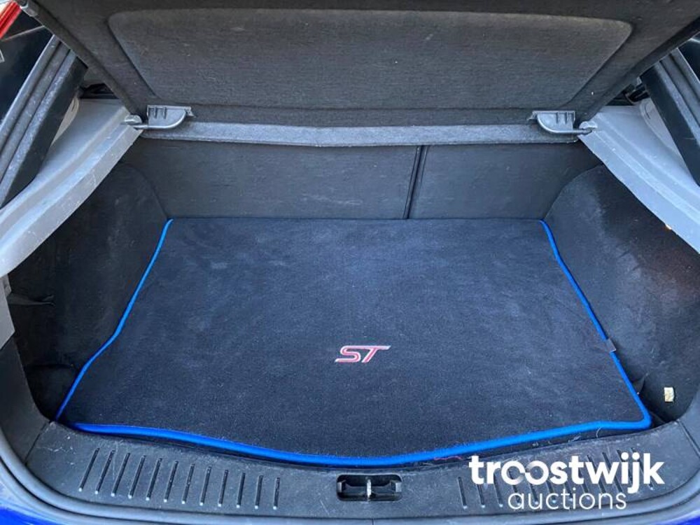Ford Focus ST 2.5T Auto