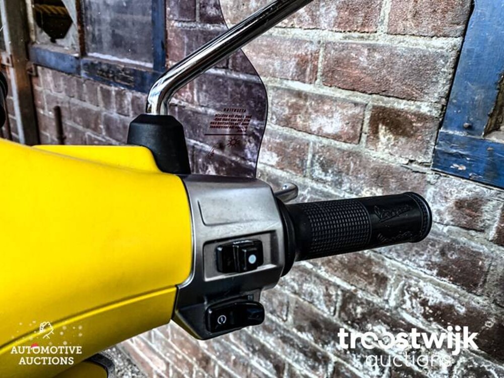 Piaggio Vespa Sprint 4T Notte Geel Roller