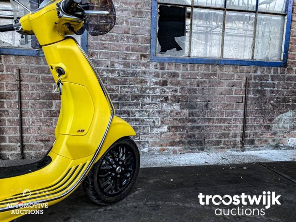 Piaggio Vespa Sprint 4T Notte Geel Roller