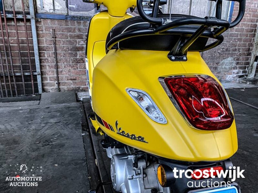 Piaggio Vespa Sprint 4T Notte Geel Roller