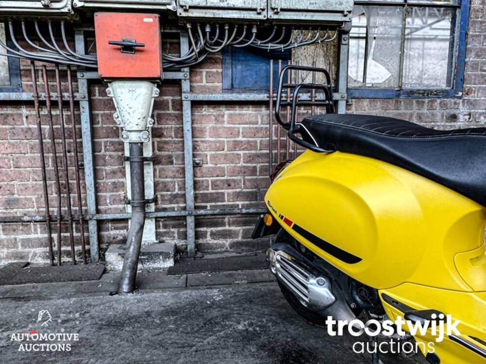 Piaggio Vespa Sprint 4T Notte Geel Roller
