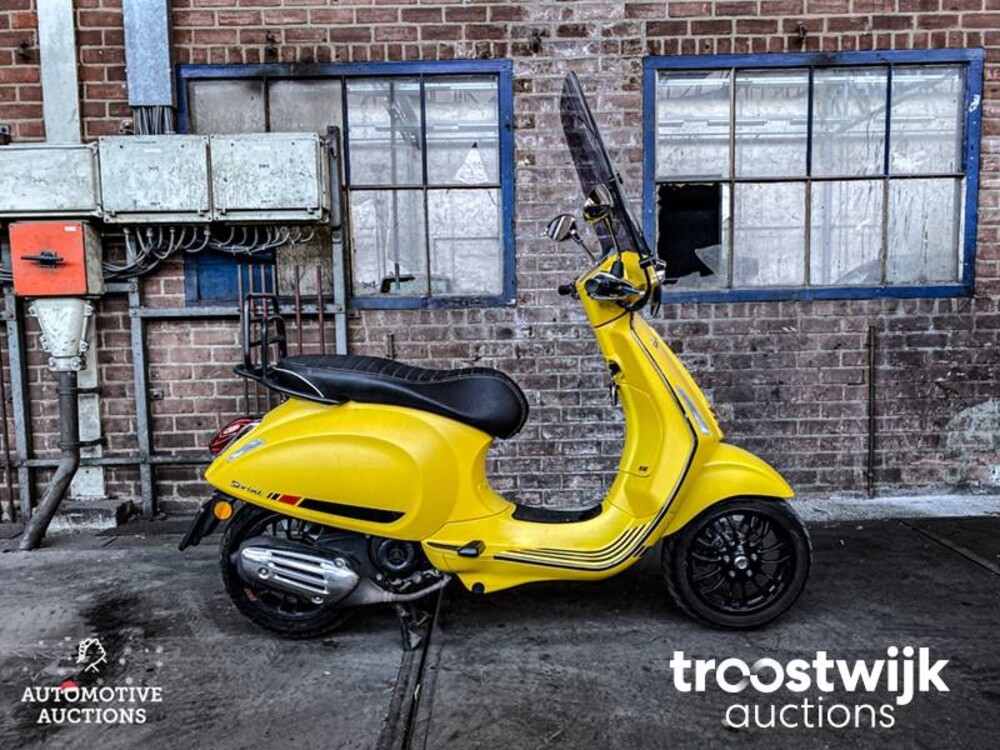 Piaggio Vespa Sprint 4T Notte Geel Roller