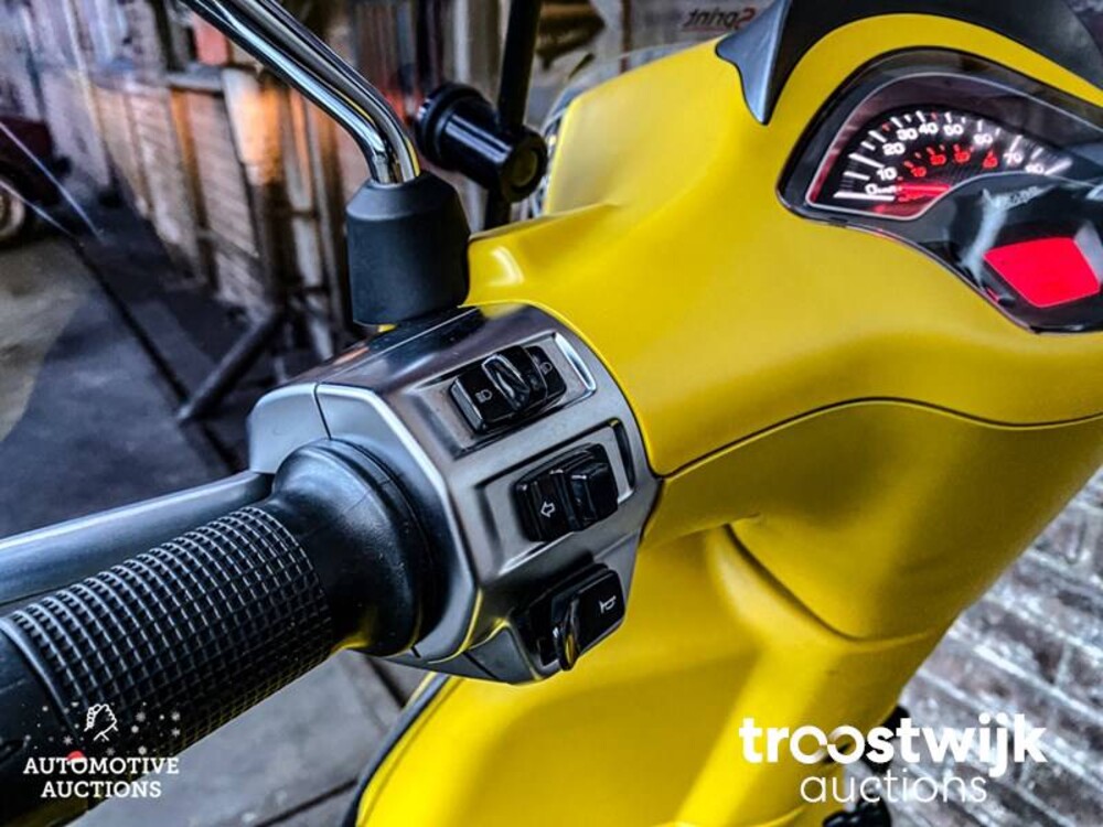 Piaggio Vespa Sprint 4T Notte Geel Roller
