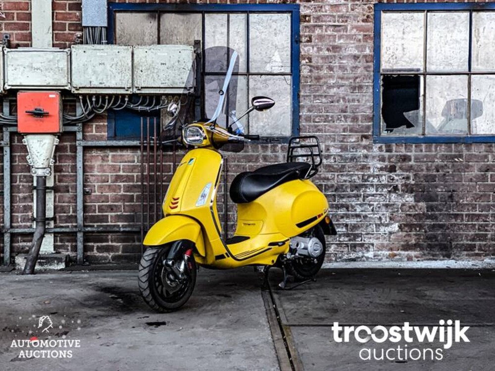 Piaggio Vespa Sprint 4T Notte Geel Roller