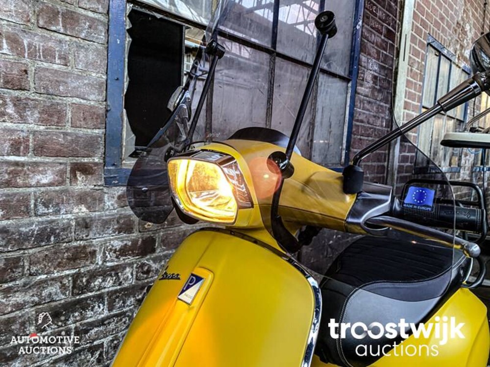 Piaggio Vespa Sprint 4T Notte Geel Roller