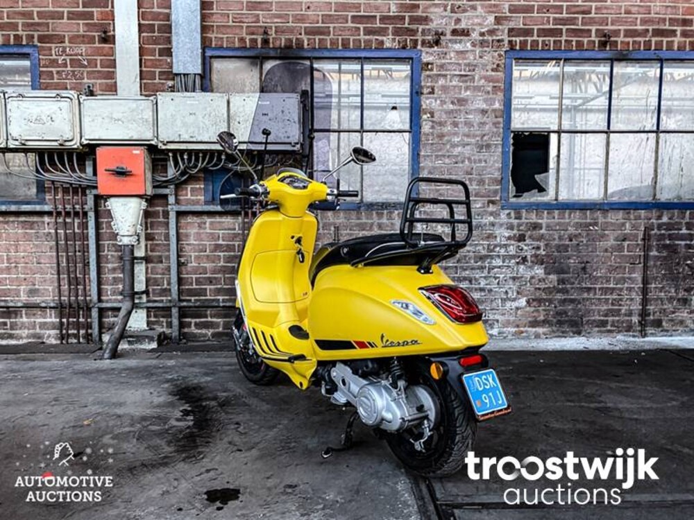 Piaggio Vespa Sprint 4T Notte Geel Roller