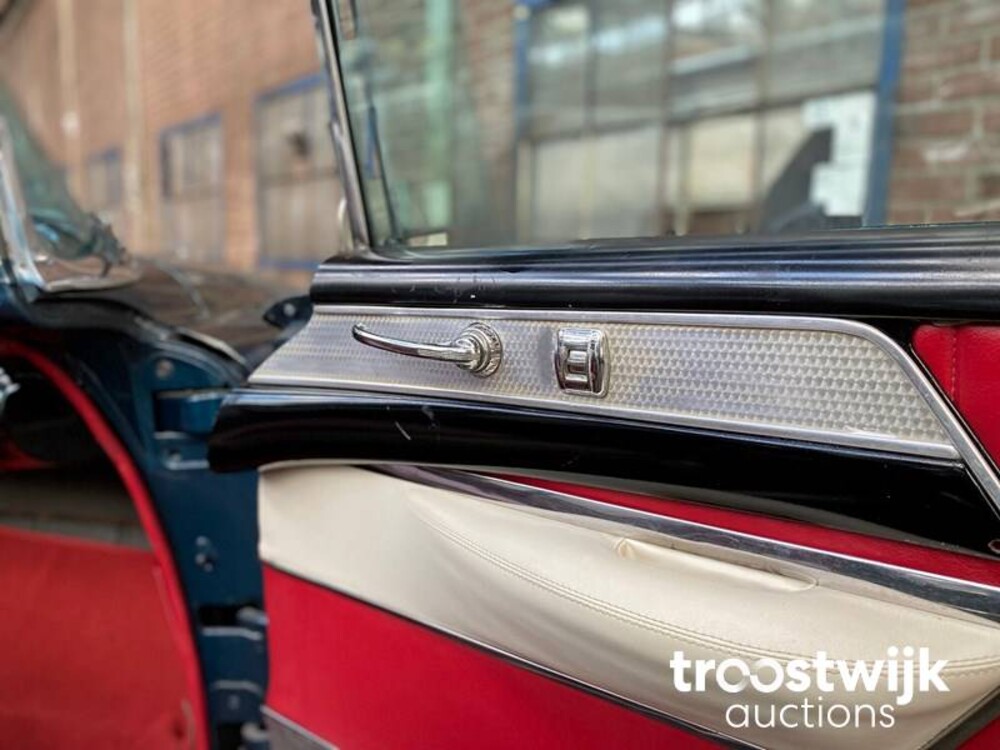 Buick Roadmaster Convertible 76 C V8 Auto