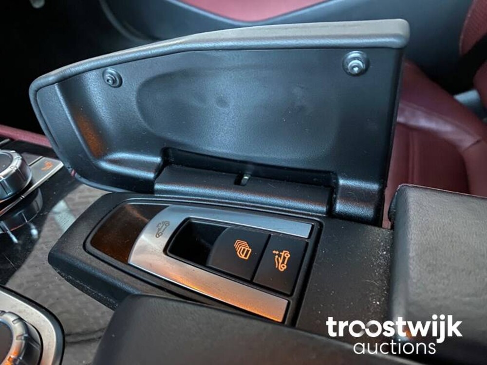 Mercedes-Benz SL63 AMG 5.5 V8 Auto