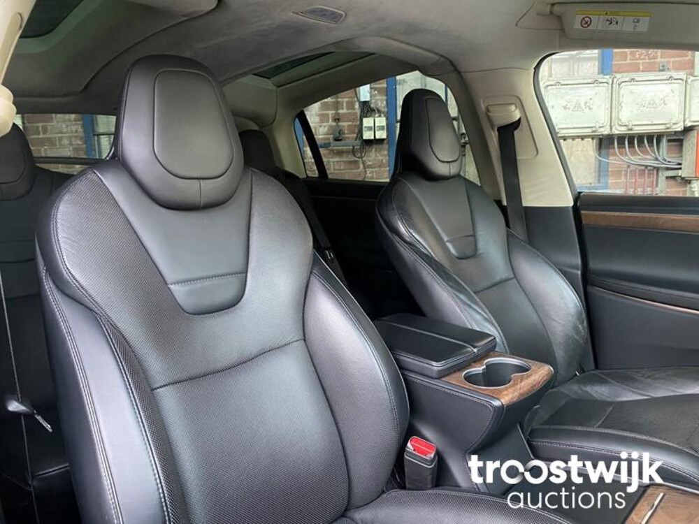 Tesla Model X 90D Base Auto