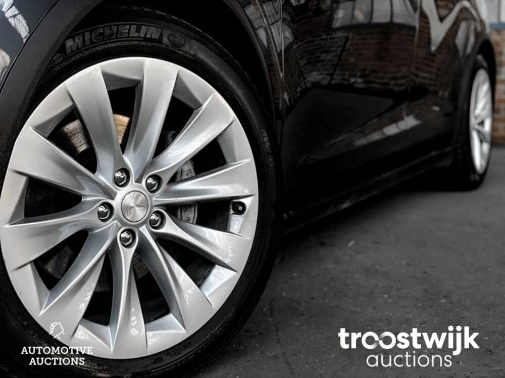 Tesla Model X 90D Base Auto