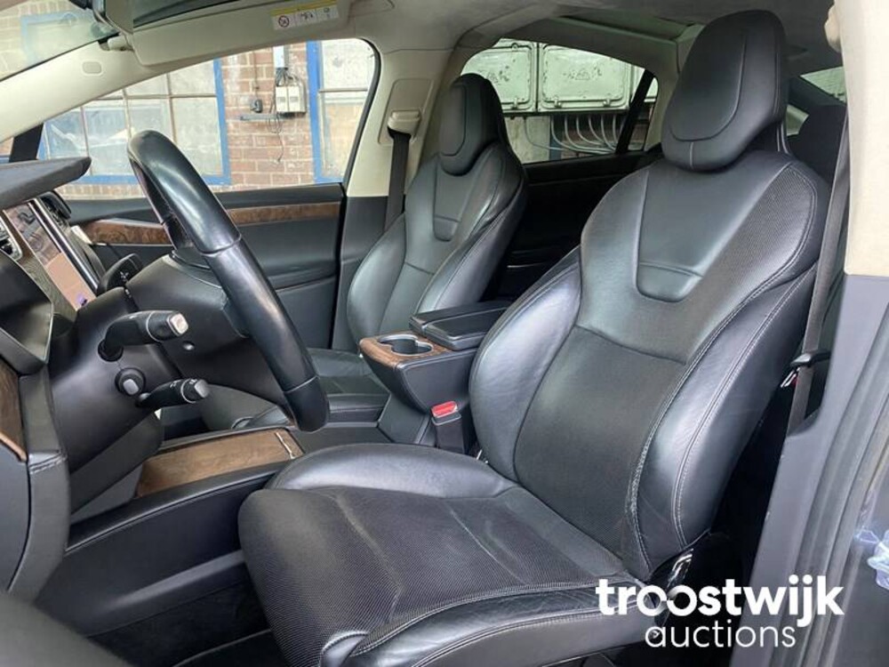 Tesla Model X 90D Base Auto