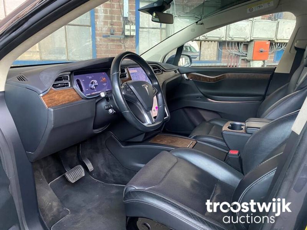 Tesla Model X 90D Base Auto