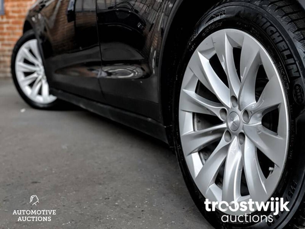 Tesla Model X 90D Base Auto