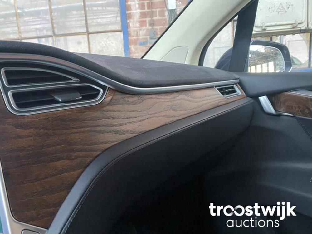 Tesla Model X 90D Base Auto