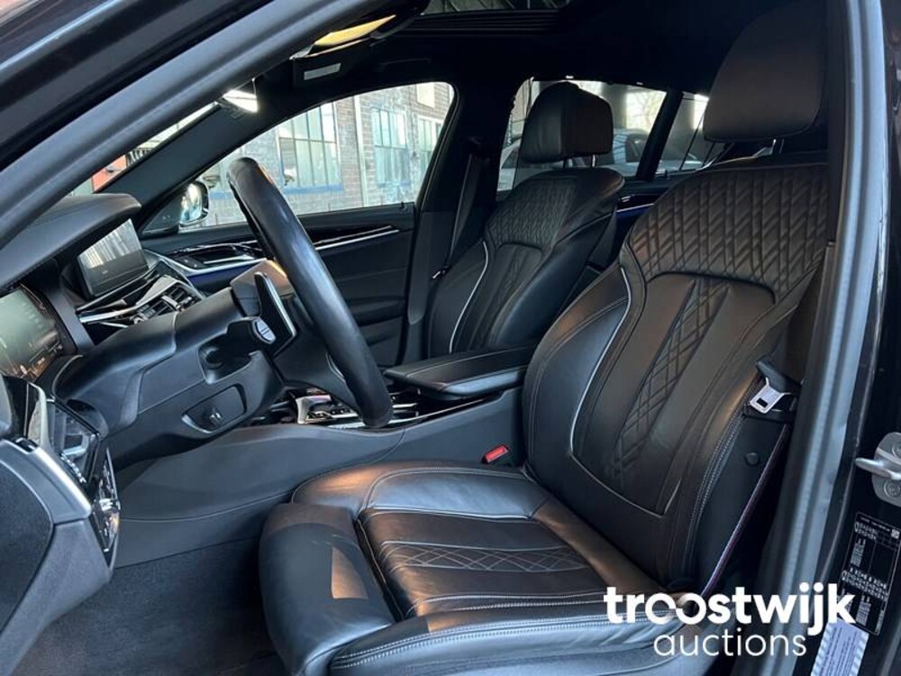BMW 530d M-Pakket High Executive 5-serie -Orig. NL- Facelift 286pk 2021, K-747-SL -Fabrieksgarantie-