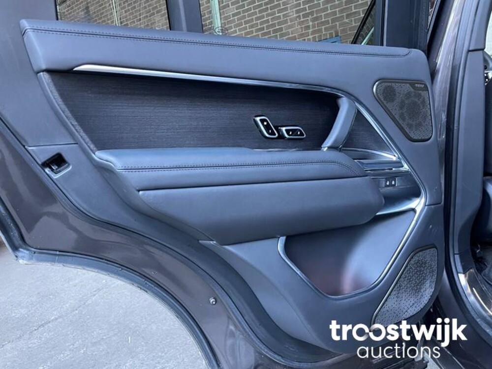 Land Rover Range Rover D350 First Edition Auto