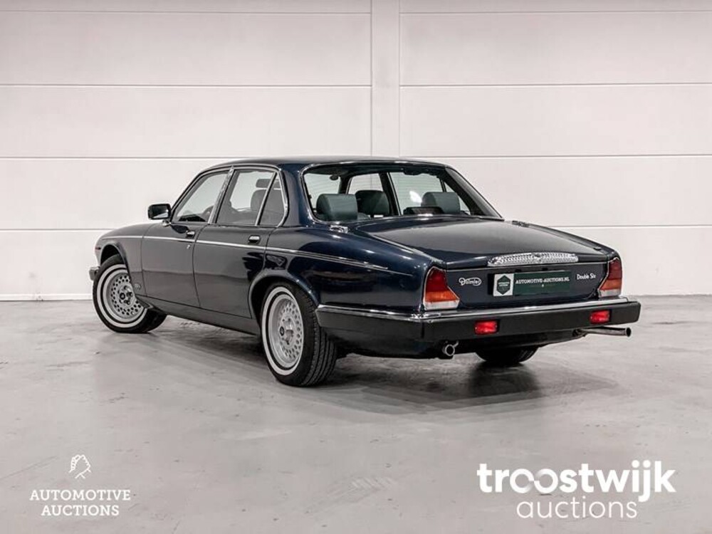 Daimler Double Six 6.0 V12 Serie 3 Car