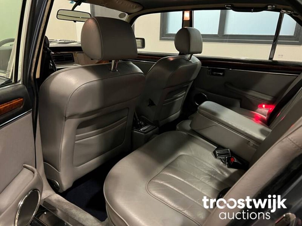 Daimler Double Six 6.0 V12 Serie 3 Car