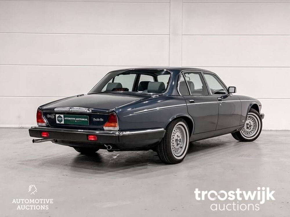 Daimler Double Six 6.0 V12 Serie 3 Car