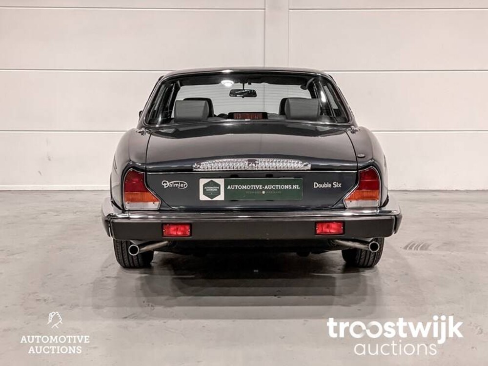 Daimler Double Six 6.0 V12 Serie 3 Car