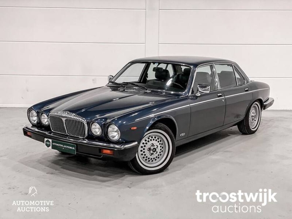 Daimler Double Six 6.0 V12 Serie 3 Car