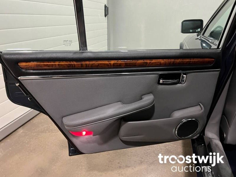 Daimler Double Six 6.0 V12 Serie 3 Car