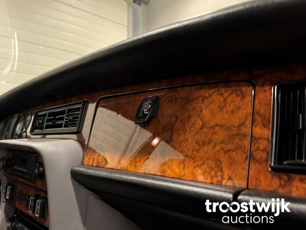 Daimler Double Six 6.0 V12 Serie 3 Car