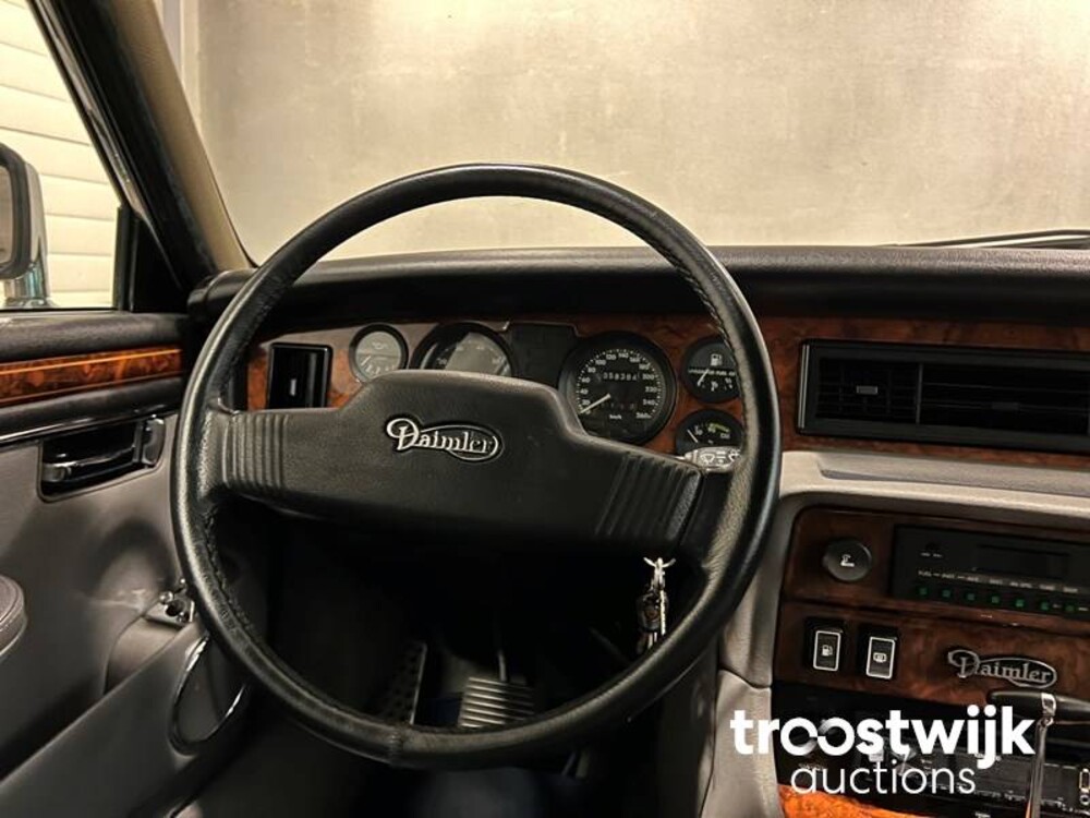 Daimler Double Six 6.0 V12 Serie 3 Car