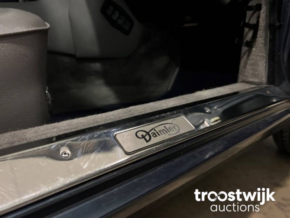 Daimler Double Six 6.0 V12 Serie 3 Car