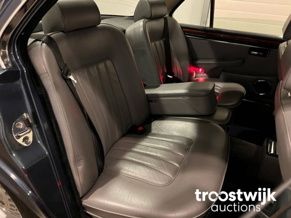 Daimler Double Six 6.0 V12 Serie 3 Car