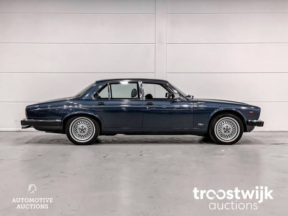 Daimler Double Six 6.0 V12 Serie 3 Car