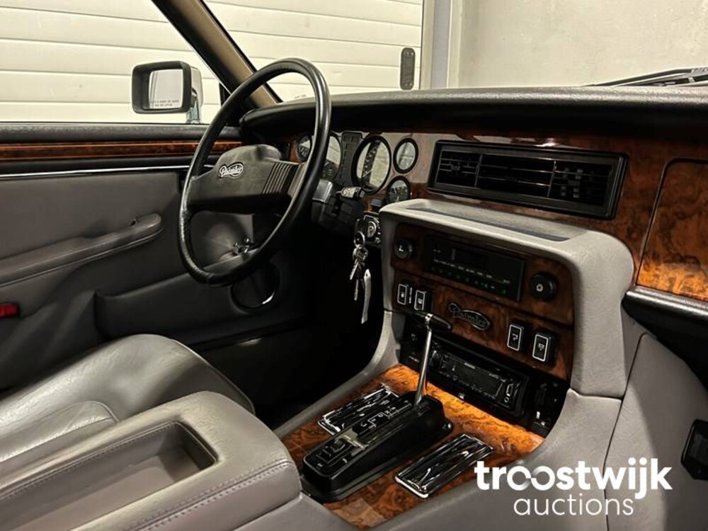 Daimler Double Six 6.0 V12 Serie 3 Car