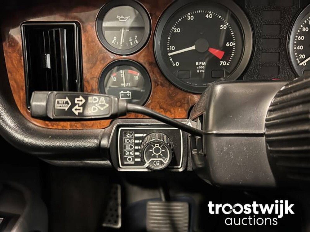 Daimler Double Six 6.0 V12 Serie 3 Car