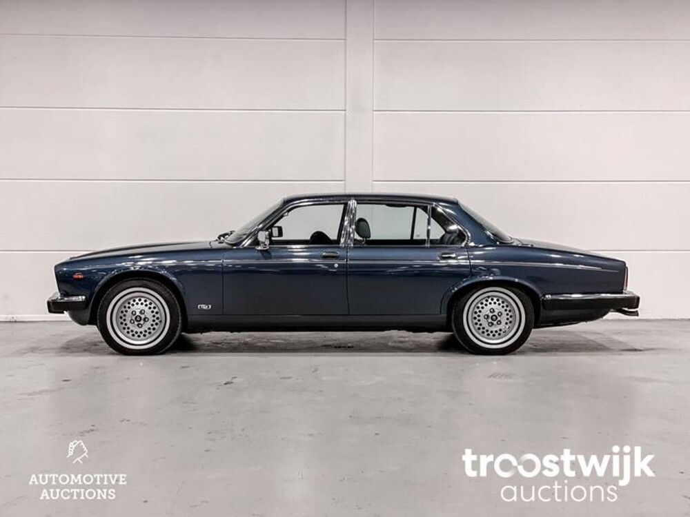 Daimler Double Six 6.0 V12 Serie 3 Car